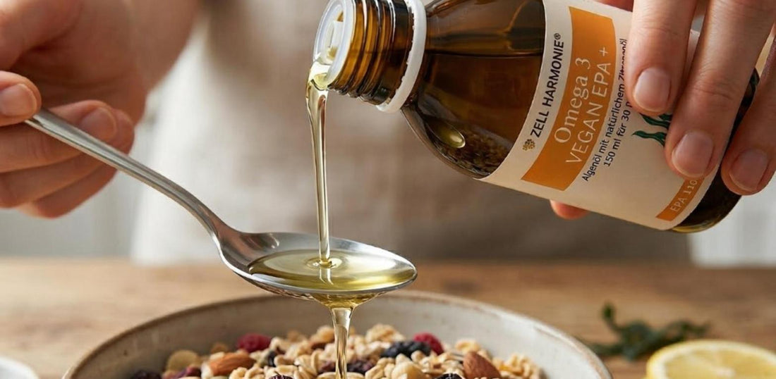 Algenöl wird auf einen Löffel über einer Müslischale gegeben